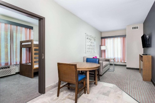 La Quinta Inn & Suites by Wyndham Augusta/Fort Eisenhower image 29